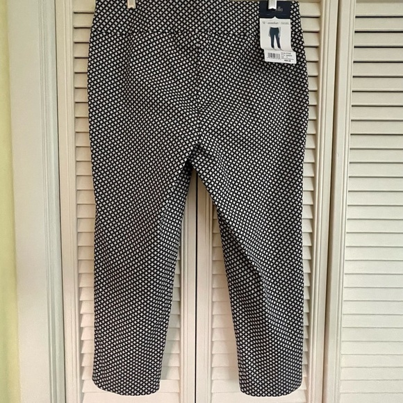 WOMENS, NWT, COMFORT CAPRIS, SIZE 12. - Picture 2 of 6